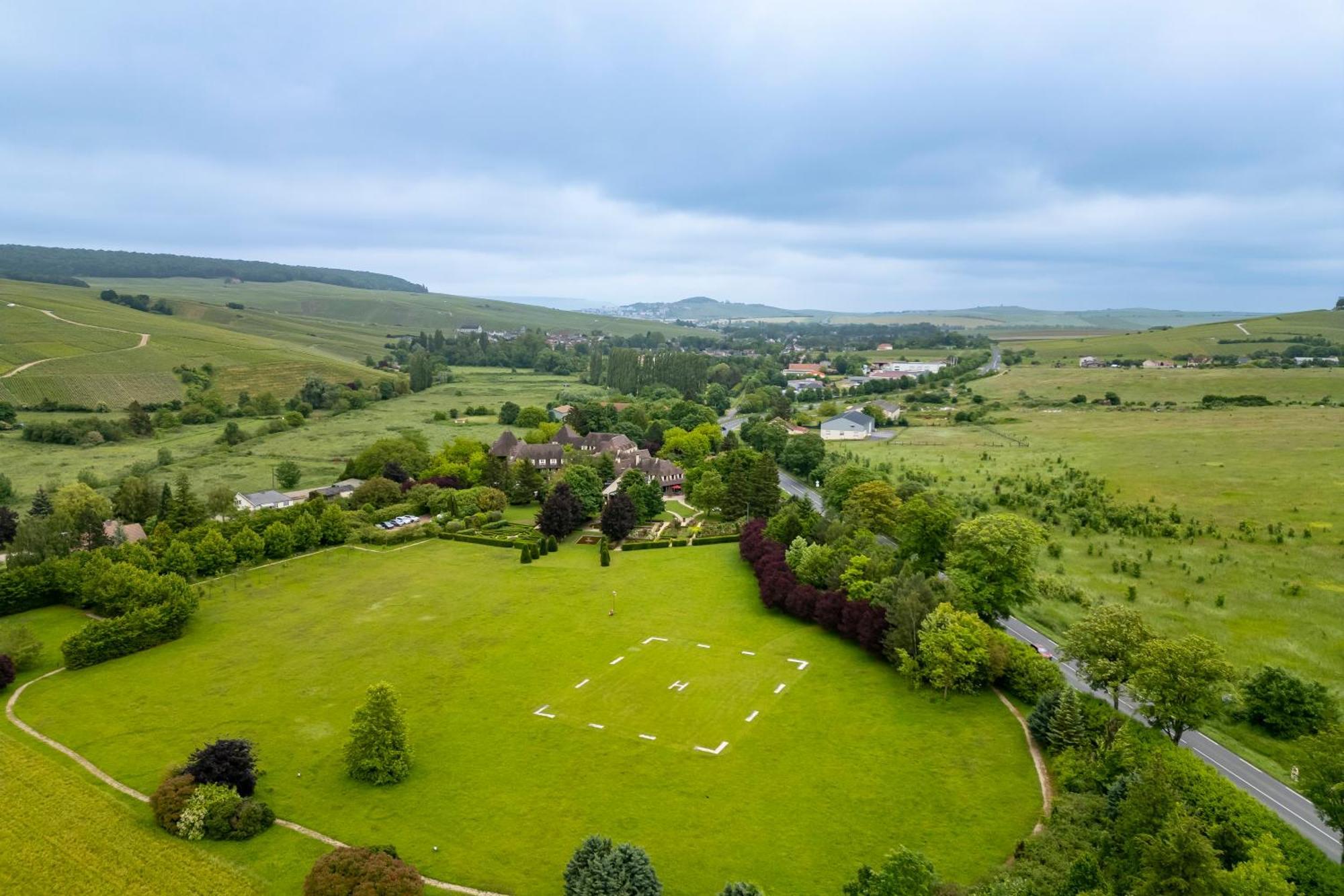 Hostellerie Briqueterie & Spa Champagne Вине Экстерьер фото Aerial view of the village