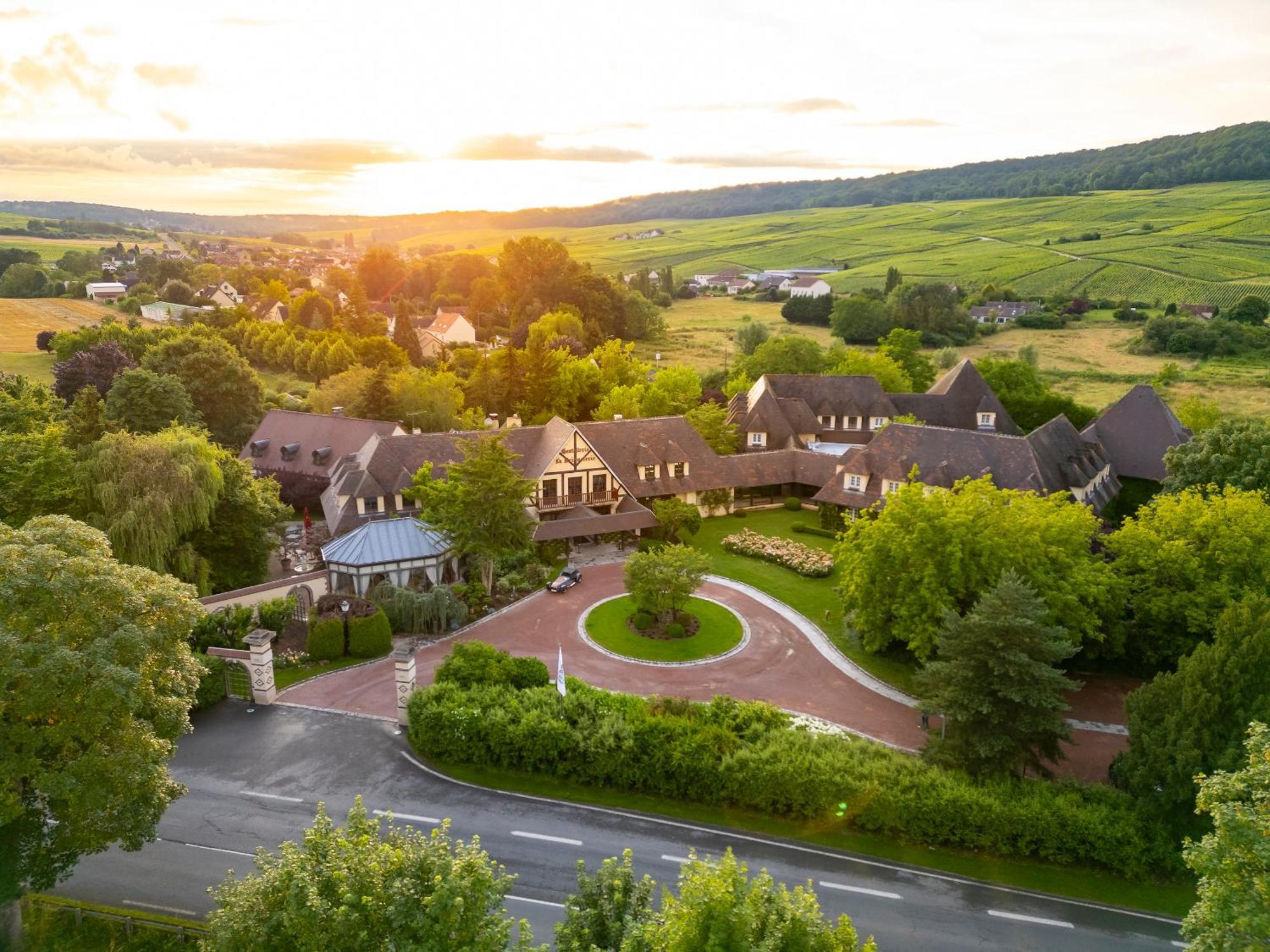 Hostellerie Briqueterie & Spa Champagne Вине Экстерьер фото Aerial view of the hotel